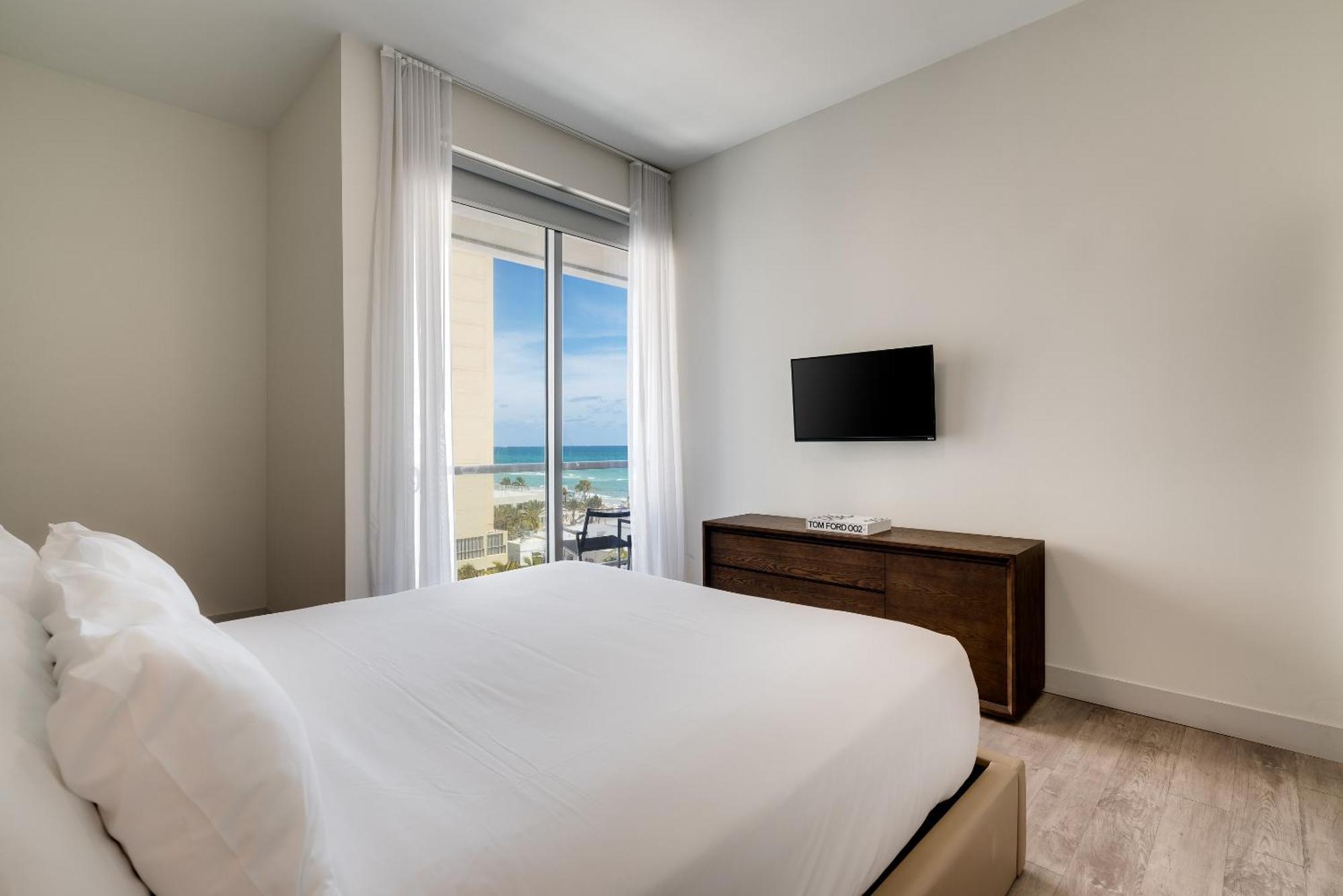 One Bedroom Suite King Balcony Water View