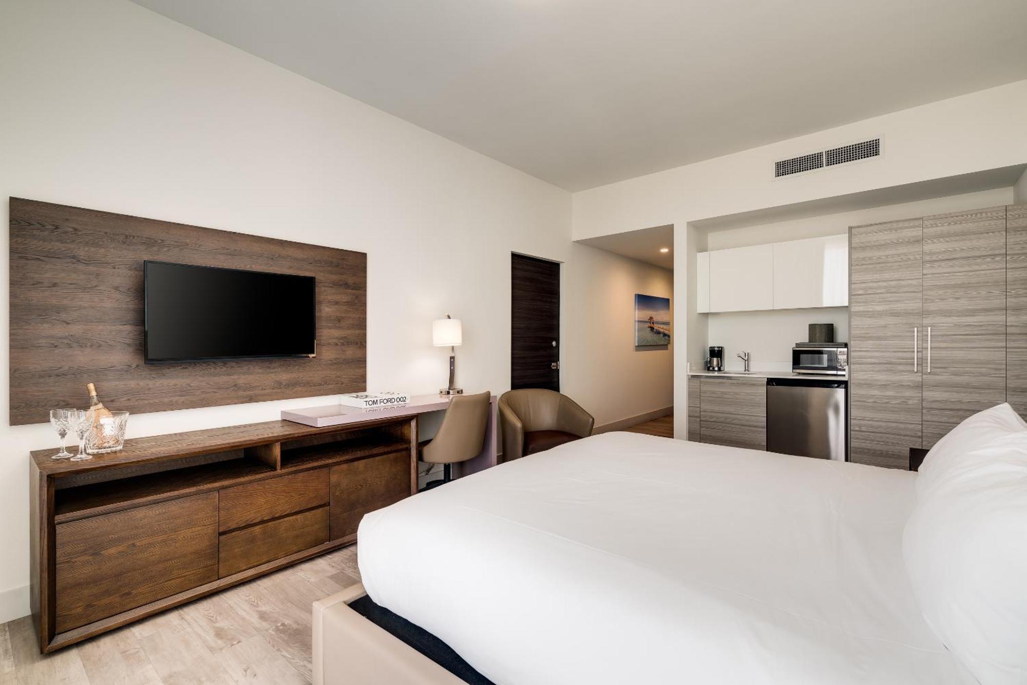 Deluxe Studio Suite King Balcony