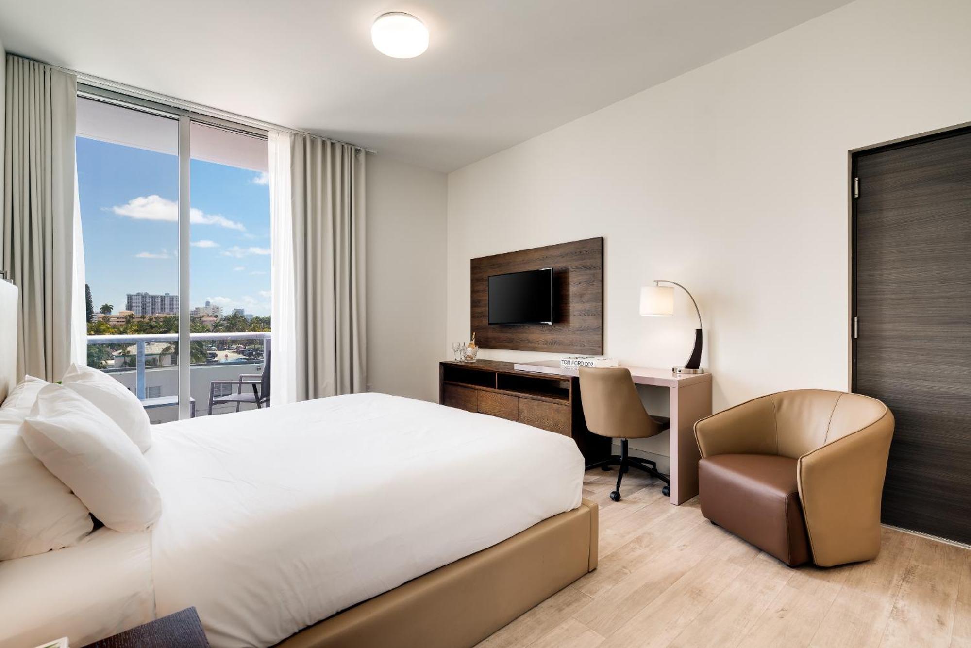Deluxe Studio Suite King Balcony