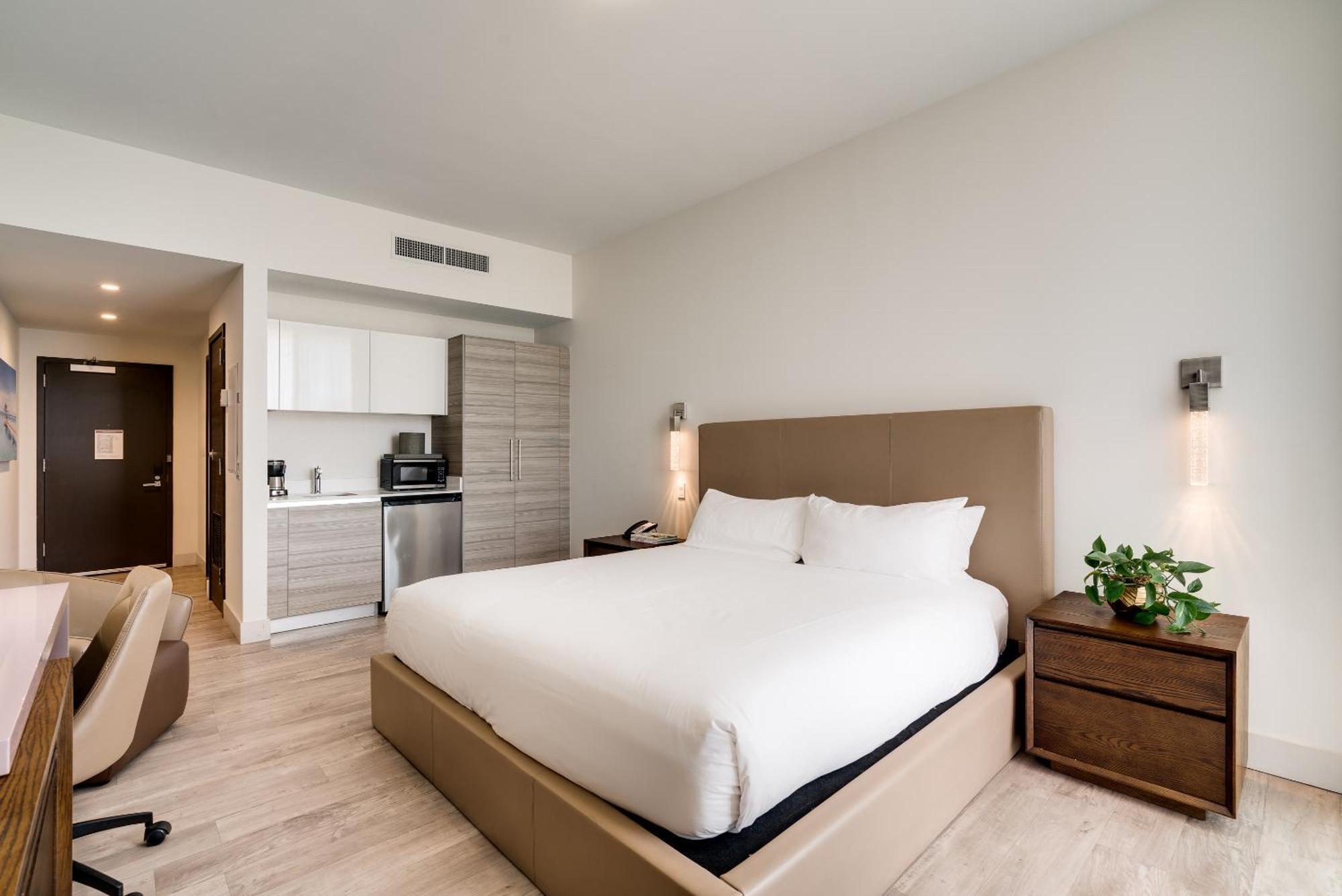 Deluxe Studio Suite King Balcony